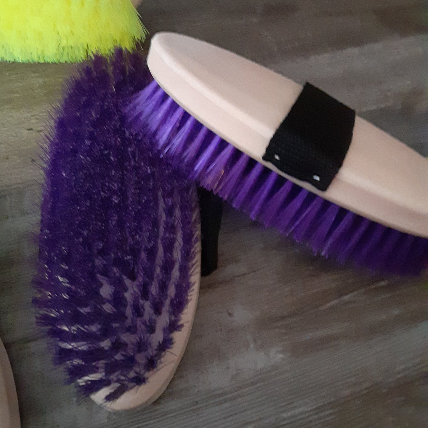 Showman 7in Body Brush with Nylon Handle