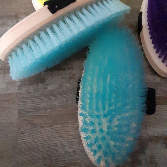 Showman 7in Body Brush with Nylon Handle